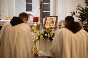Pročitajte više o članku Ikona Kraljice Franjevačke obitelji u našoj samostanskoj crkvi